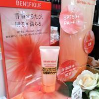 お肌をキレイに見せながらもベタつかずピタッと密着‼　「香吸」するたび明るさが満ちる‼